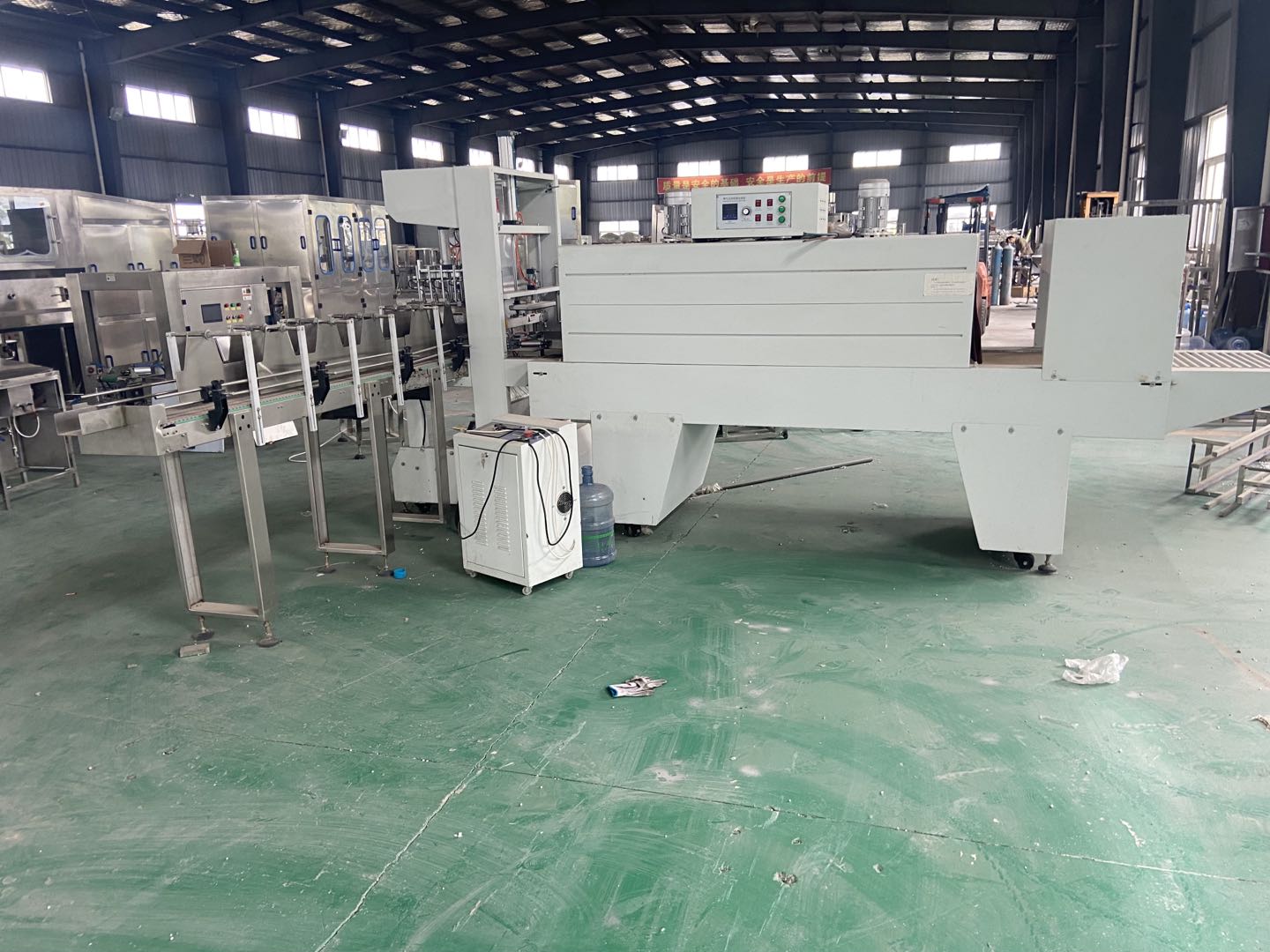 小瓶貼標(biāo)機(jī)和包裝機(jī)